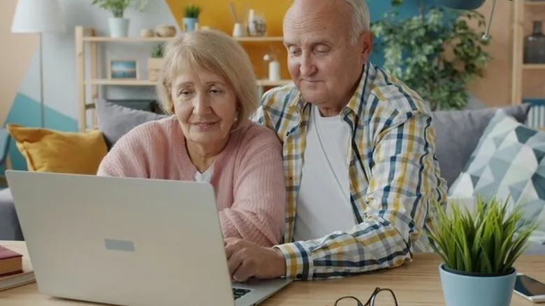 Oud stel achter laptop