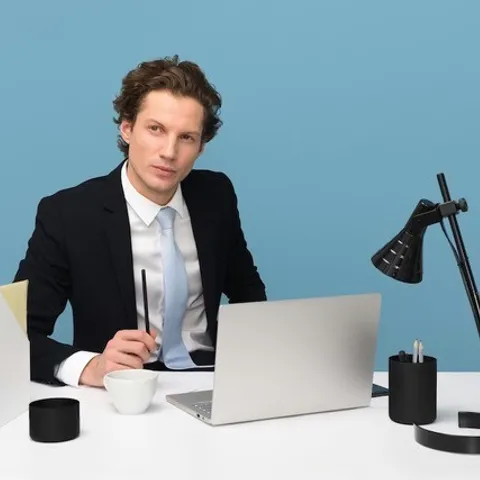 Man achter bureau