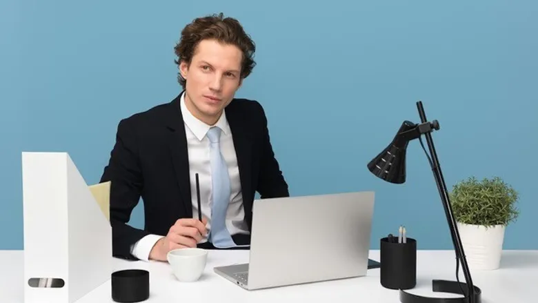 Man achter bureau