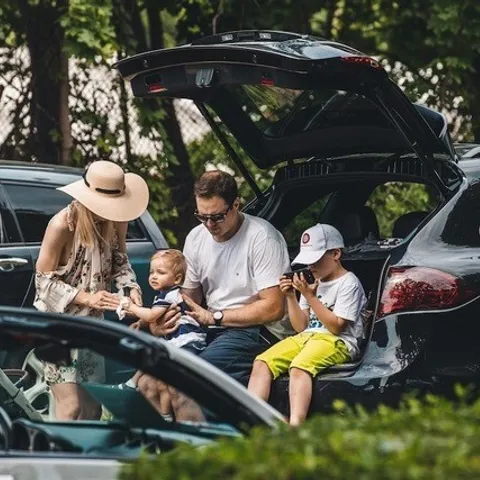 Picknicken auto gezin