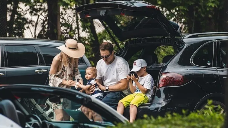 Picknicken auto gezin